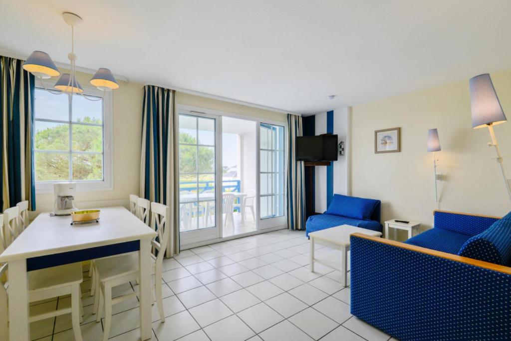 un salon avec un canapé et une table dans l'établissement Résidence Port Bourgenay - maeva Home - Appartement 3 pièces 6 personnes Sélection MAE-2143, à Talmont-Saint-Hilaire