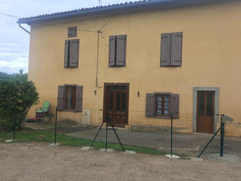 une maison avec une clôture devant dans l'établissement Gîte à la ferme, à Rimont