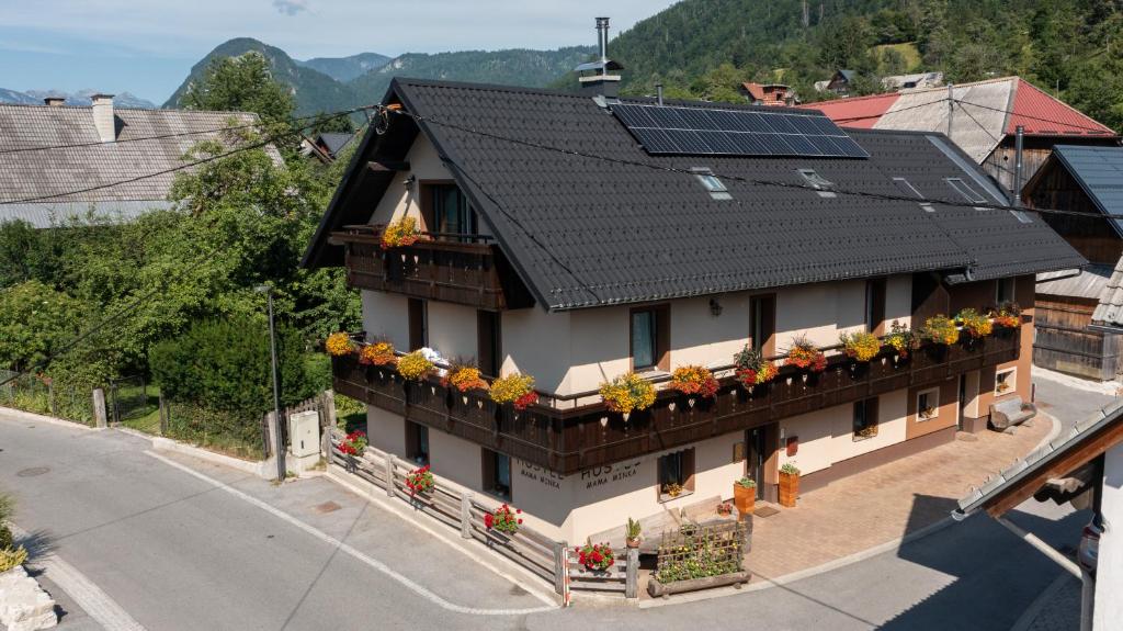 ボーヒニにあるHostel Mama Minkaの屋根に太陽光パネルを設置したアパートメントビル
