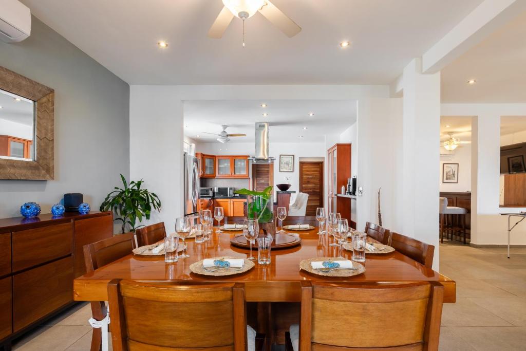 Un lugar para sentarse en Casa Seven Ocean Front with Private C hef Included