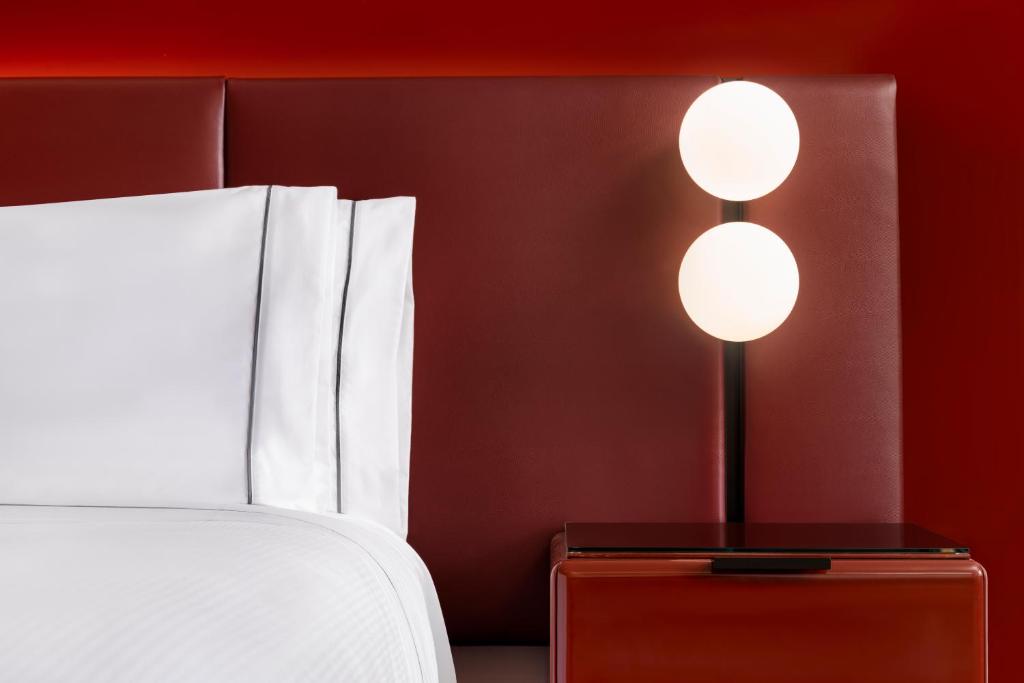 Revery Toronto Downtown, Curio Collection by Hilton - Resim 32