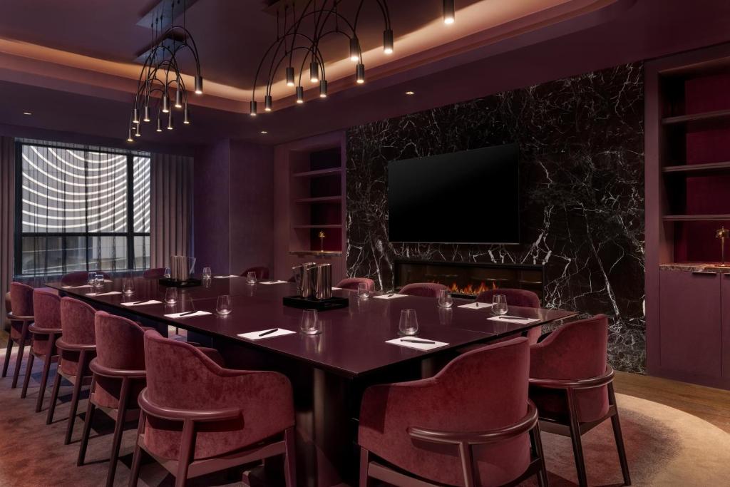 Revery Toronto Downtown, Curio Collection by Hilton - Resim 33