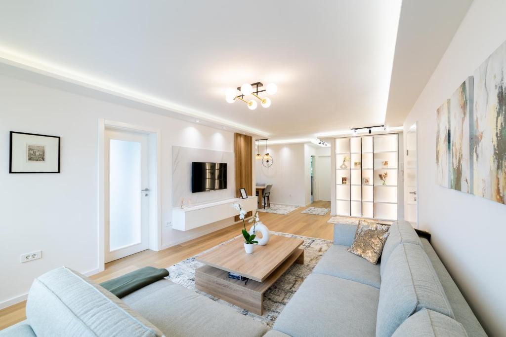 ein Wohnzimmer mit Sofa und Tisch in der Unterkunft Old Town Heaven 3-bedroom apartment with balcony in Sarajevo