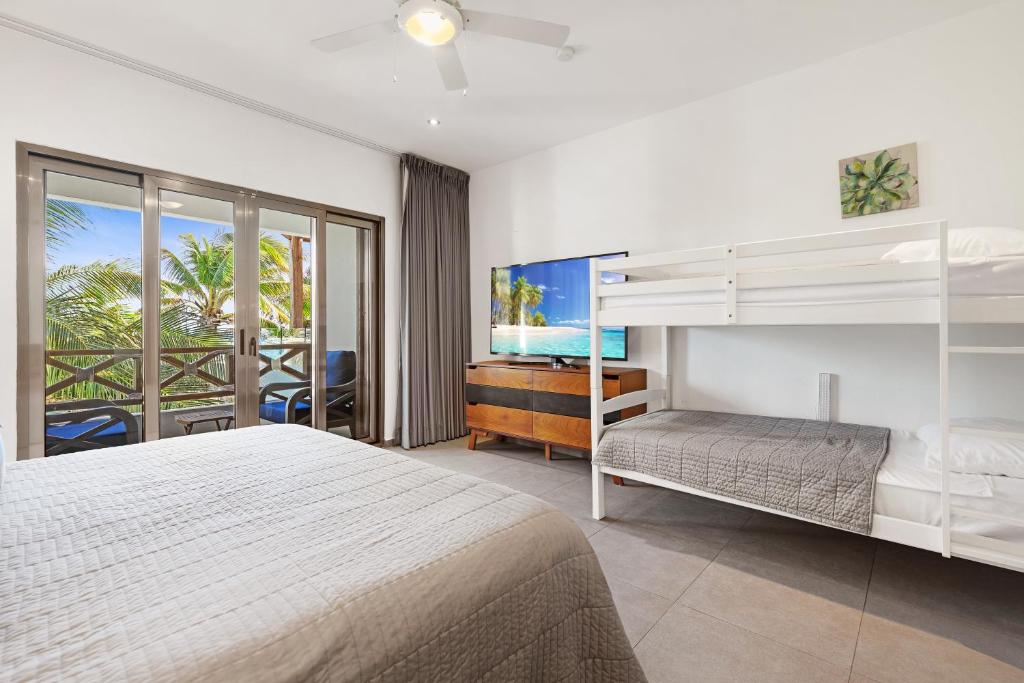 Una cama o camas en una habitación de Casa Seven Ocean Front with Private C hef Included