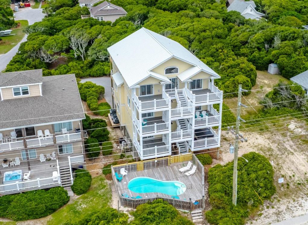 una vista aérea de una casa grande con piscina en Eagles Landing, en Surf City