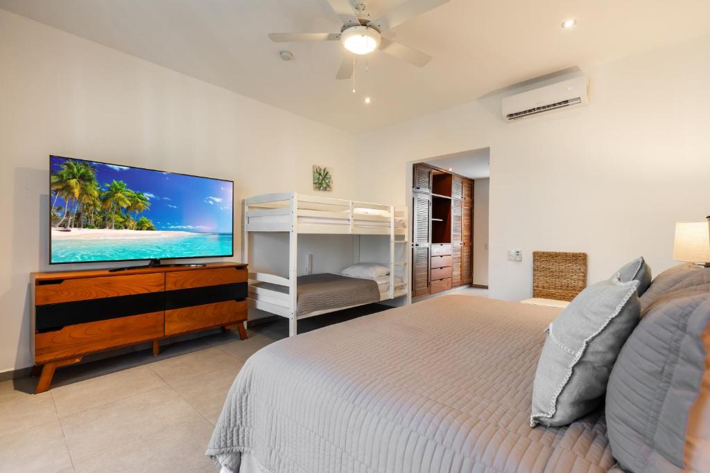 Una cama o camas en una habitación de Casa Seven Ocean Front with Private C hef Included
