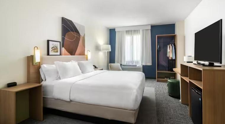 莫德斯托的住宿－Spark by Hilton Modesto，卧室配有一张白色大床和电视。