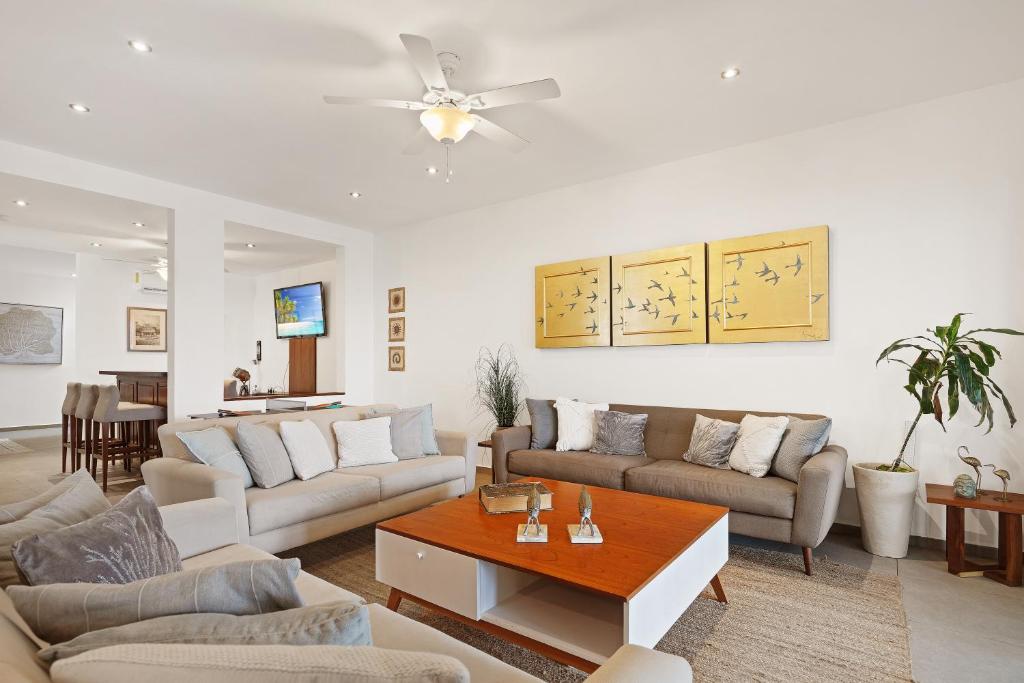 Un lugar para sentarse en Casa Seven Ocean Front with Private C hef Included