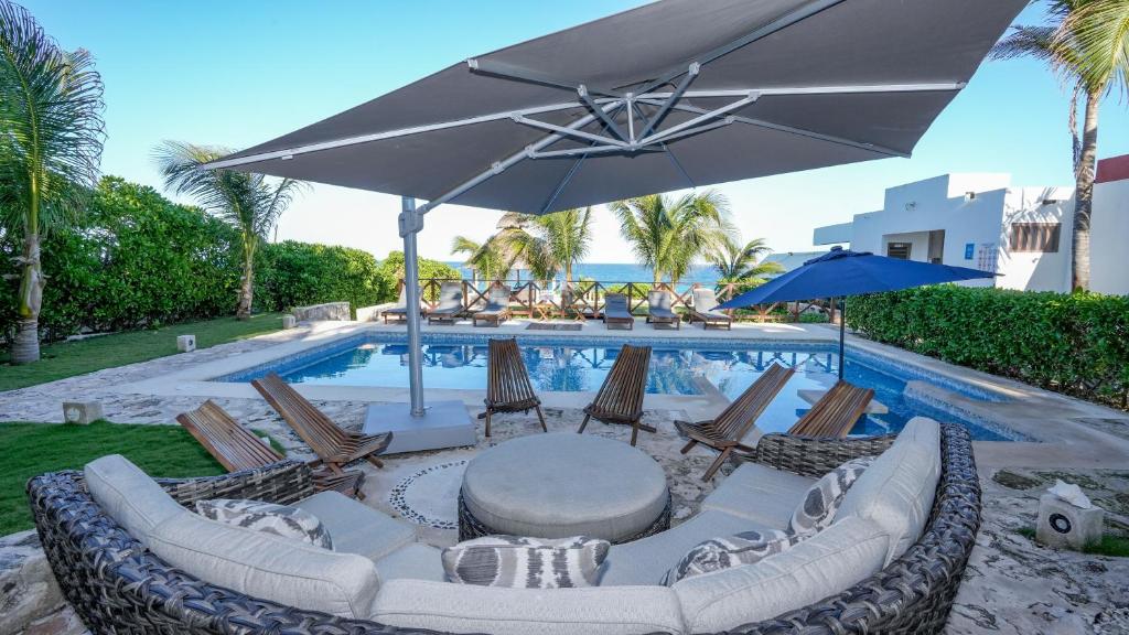La alberca dentro o cerca de Casa Seven Ocean Front with Private C hef Included