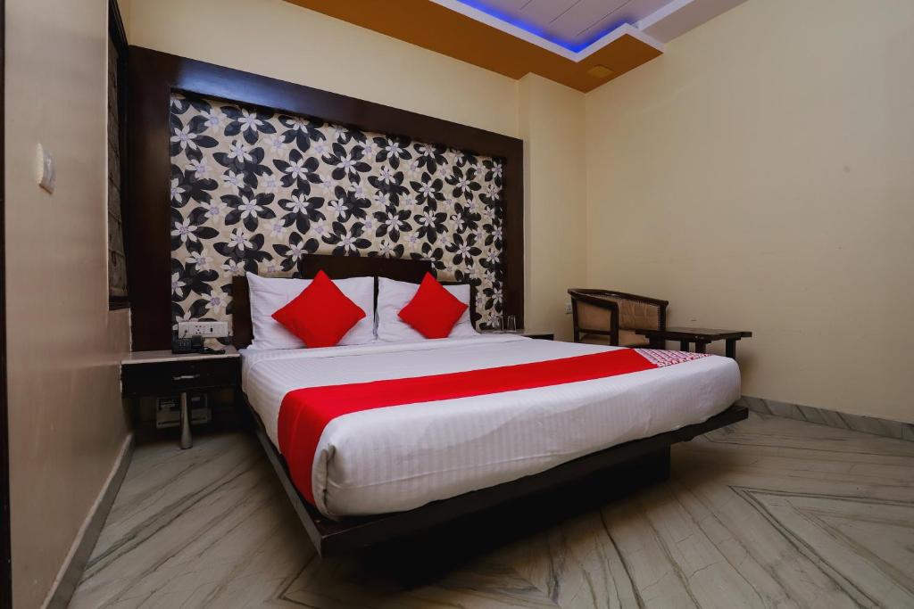Postel nebo postele na pokoji v ubytování Super Hotel O J P Inn Near Patel Nagar Metro Station