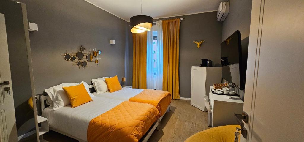 una camera da letto con un letto con cuscini arancioni di B&B Casa Davide a Bergamo