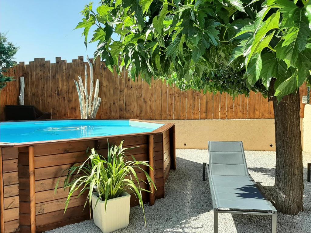 une piscine avec une table et une chaise dans l'établissement Appartement avec jardin et piscine, à Roquebrune-sur Argens