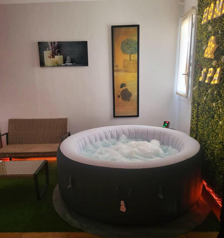 une grande baignoire dans le salon dans l'établissement Appartement jacuzzi maison spa, à Paris