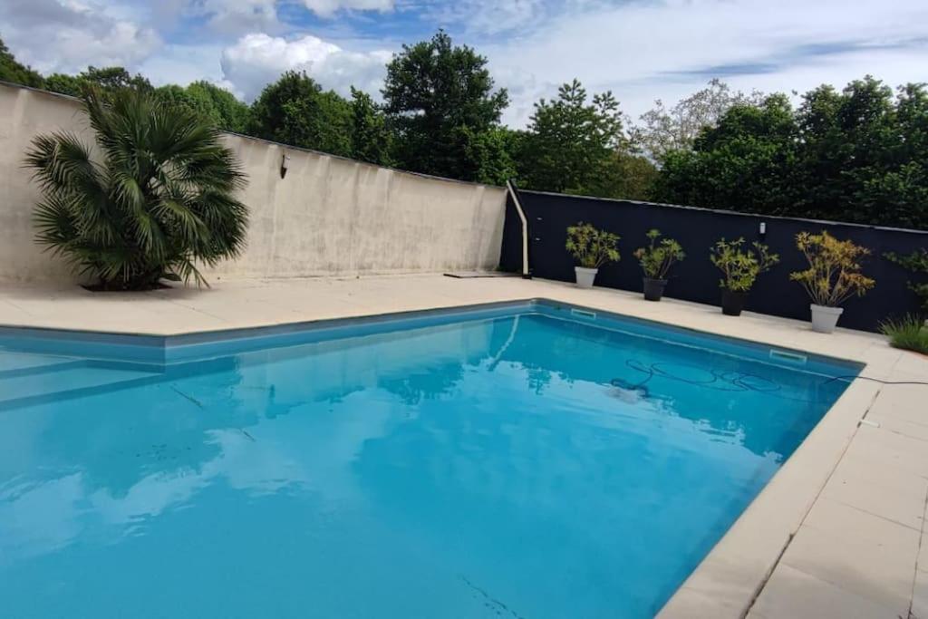 Swimmingpoolen hos eller tæt på La Villa Bénédictins avec piscine