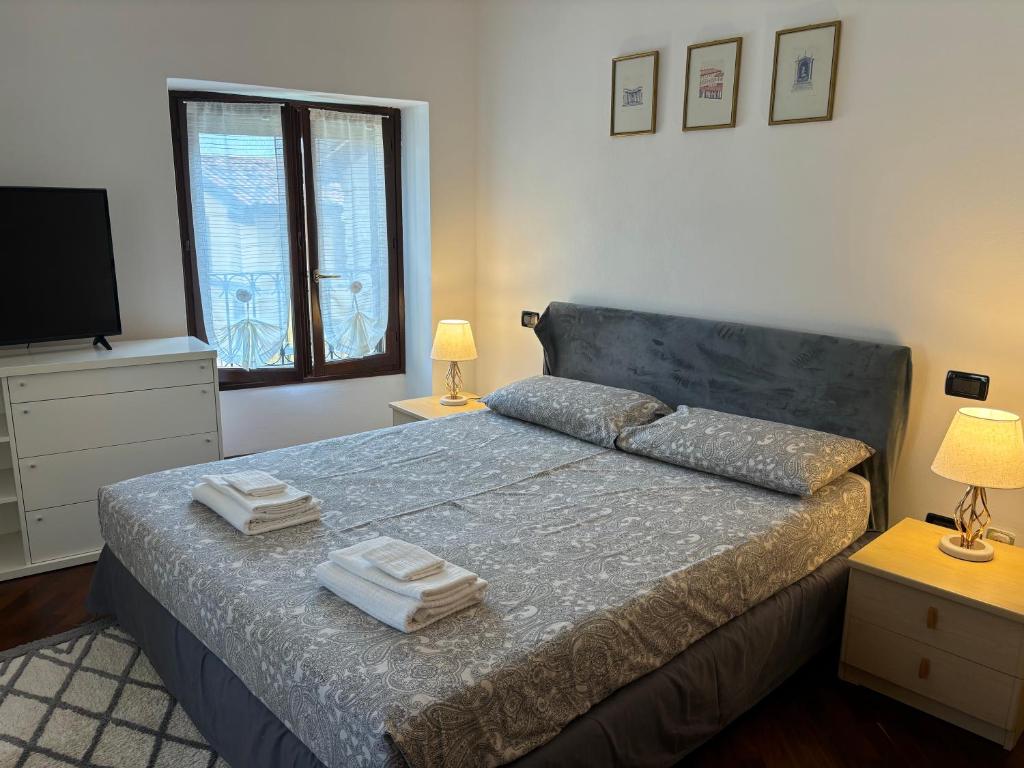 a bedroom with a bed with two towels on it at Incantevole appartamento in Moniga