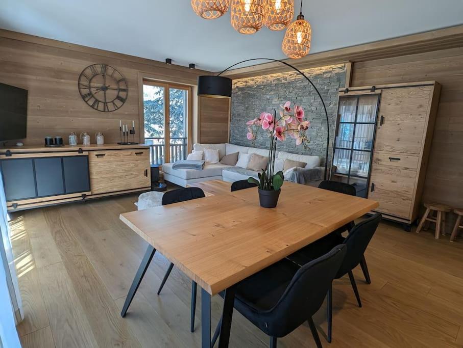 un soggiorno con un tavolo di legno e un divano di Appartement de standing Auron ad Auron