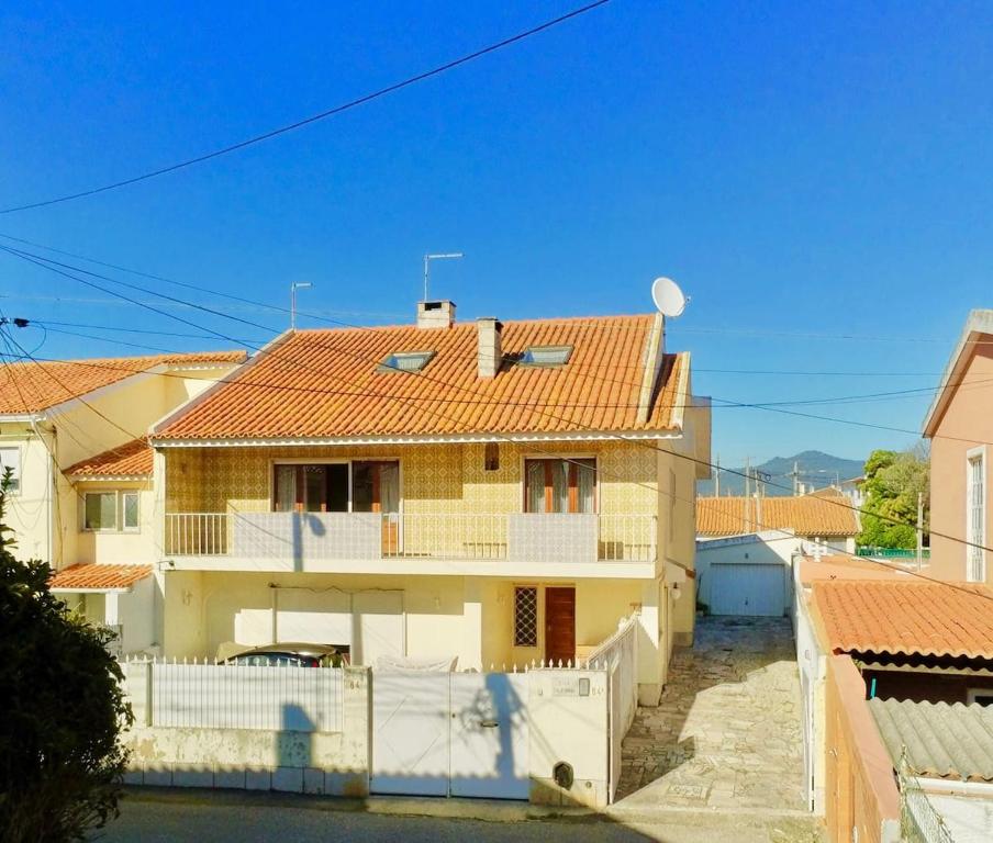 a yellow house with a red roof at Lisbonne et sa région en famille ou entre amis! in Alcoitão