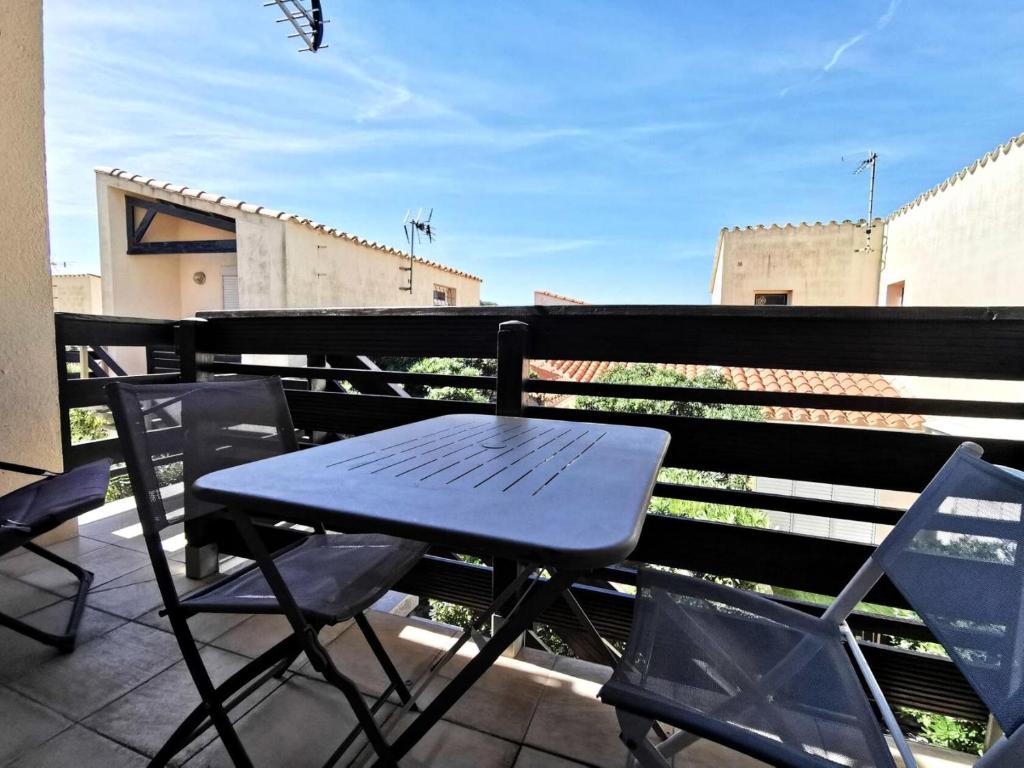 - un balcon avec une table et des chaises dans l'établissement Résidence Cabestans Et - Studio 071, au Barcarès