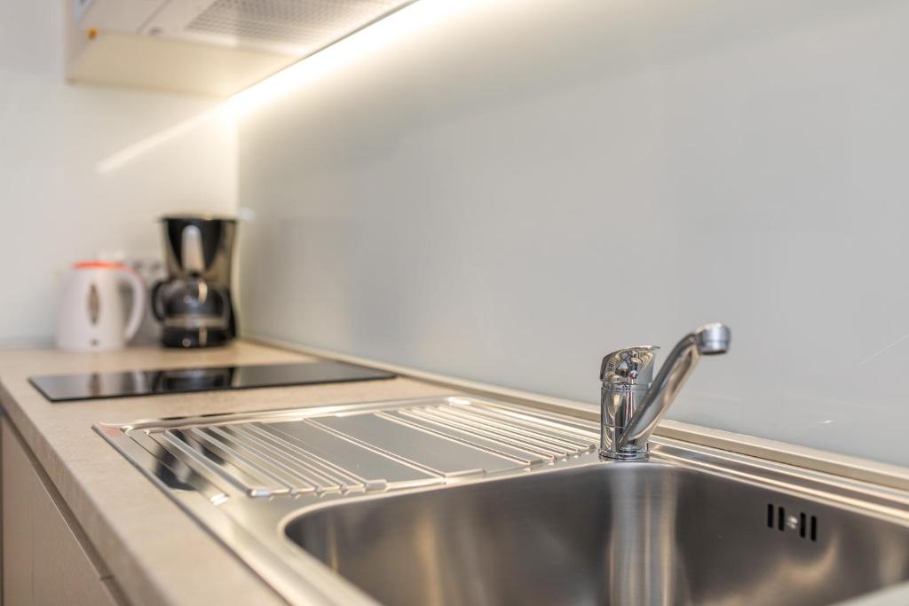 Kuchyňa alebo kuchynka v ubytovaní Apartmani Pina