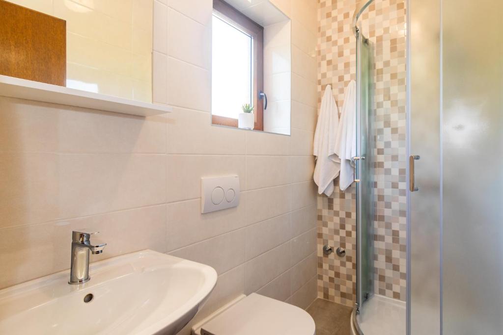 Kúpeľňa v ubytovaní Apartmani Pina