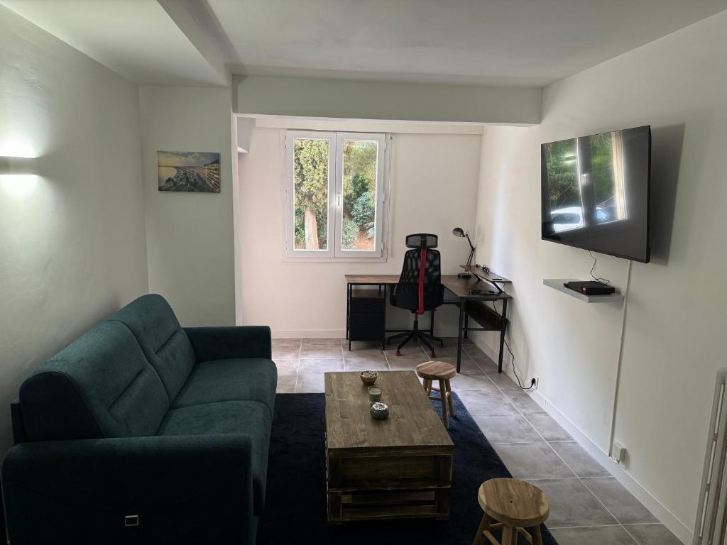 un salon avec un canapé et une table dans l'établissement Studio à Nice - 10 min de la plage, à Nice