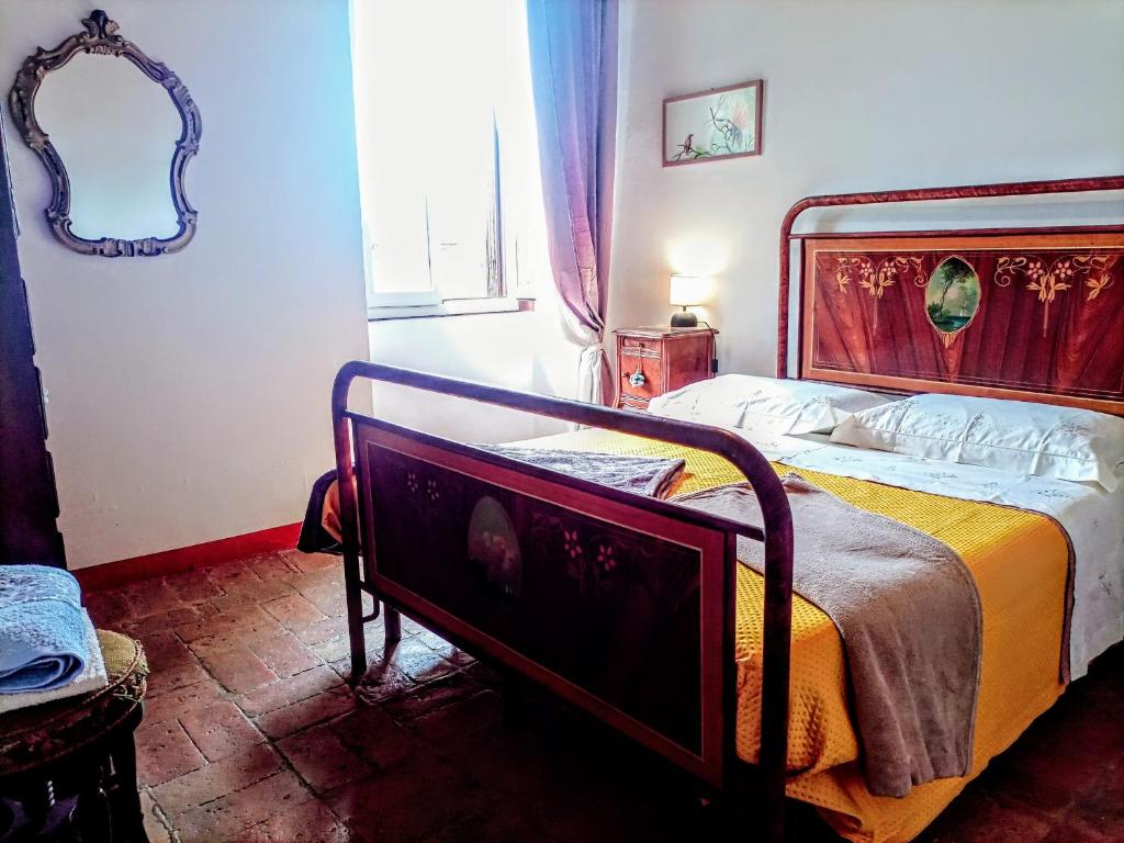 una camera con letto e specchio di Casetta dei Nonni a Vitorchiano