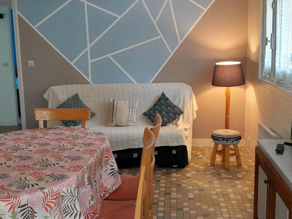 une chambre avec un lit et une table dans une pièce dans l'établissement Maison familiale à Capbreton pour 6 pers, proche plage avec terrasse et parking - FR-1-239-1047, à Capbreton