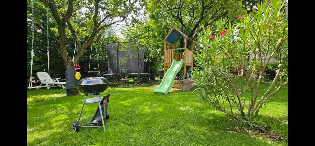 Vonkajšia záhrada v ubytovaní Füred Deluxe Garden Apartment