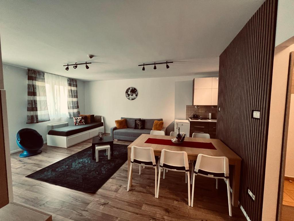 Posedenie v ubytovaní Elit Medencés Apartman Hajdúszoboszló