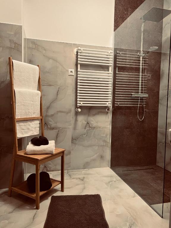 Kúpeľňa v ubytovaní Elit Medencés Apartman Hajdúszoboszló