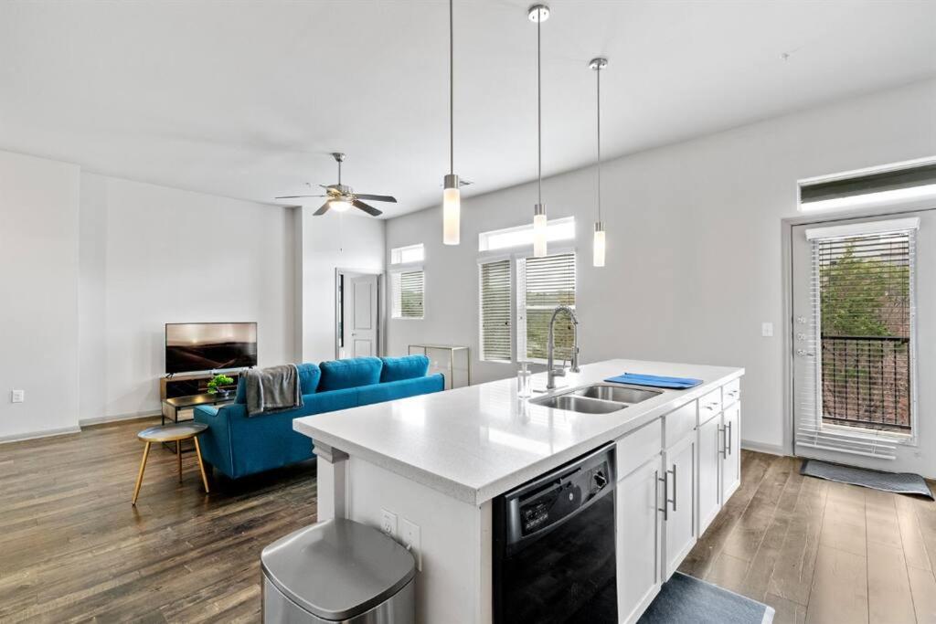 Kuchyň nebo kuchyňský kout v ubytování Modern Austin 2BR 2B Apt with Pool Parking & WIFI
