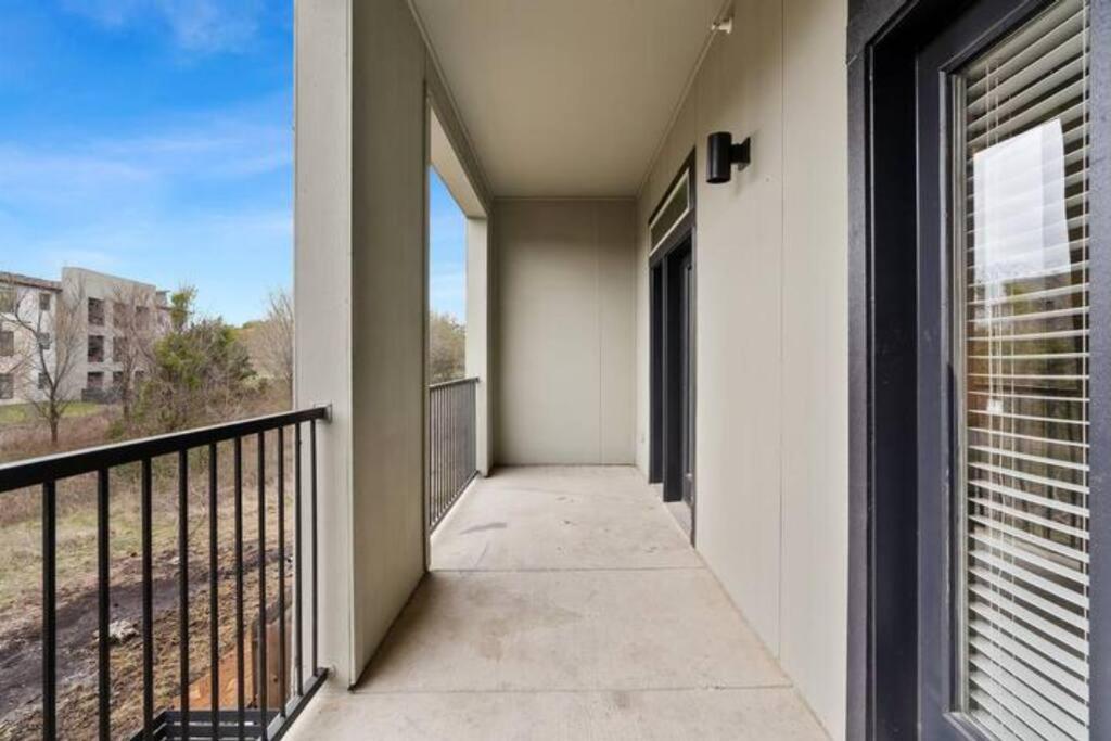 Balkón nebo terasa v ubytování Modern Austin 2BR 2B Apt with Pool Parking & WIFI