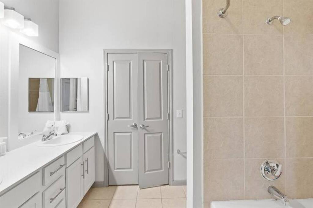 Koupelna v ubytování Modern Austin 2BR 2B Apt with Pool Parking & WIFI