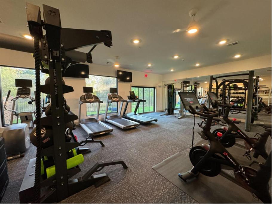 Fitness centrum a/nebo fitness zařízení v ubytování Modern Austin 2BR 2B Apt with Pool Parking & WIFI