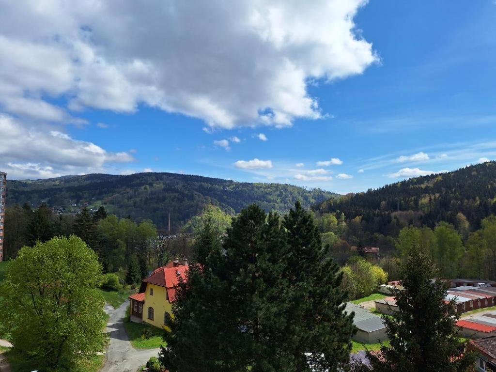 Nespecifikovaný výhled na hory nebo výhled na hory při pohledu z apartmánu