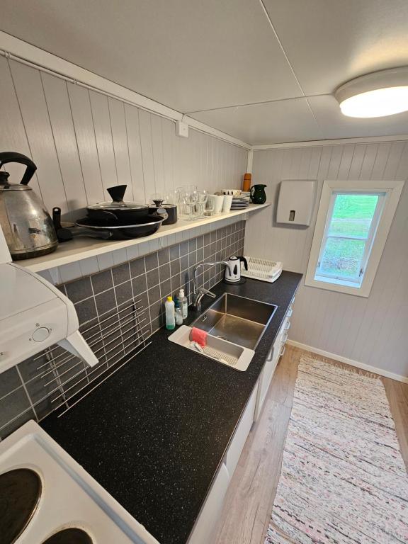 Kuchyň nebo kuchyňský kout v ubytování Tørfoss Gård, Hytte utleie, Campingvogn og bobil plasser
