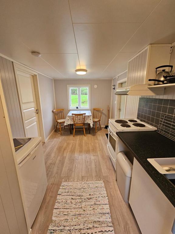 Kuchyň nebo kuchyňský kout v ubytování Tørfoss Gård, Hytte utleie, Campingvogn og bobil plasser