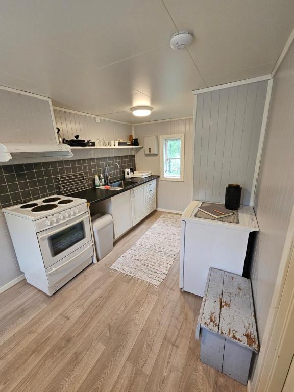 Kuchyň nebo kuchyňský kout v ubytování Tørfoss Gård, Hytte utleie, Campingvogn og bobil plasser