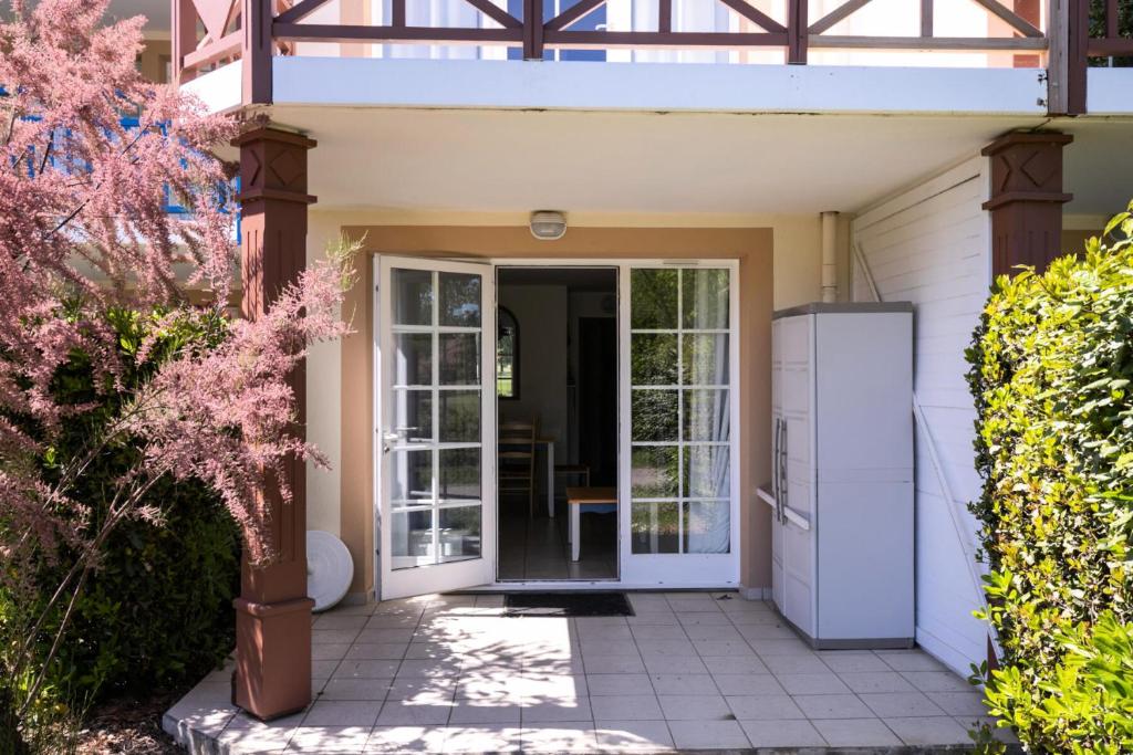 une porte ouverte d'une maison avec un réfrigérateur dans l'établissement Résidence Port Bourgenay - maeva Home - Appartement 2 Pièces 5 Personnes - Sélection MAE-3254, à Talmont-Saint-Hilaire