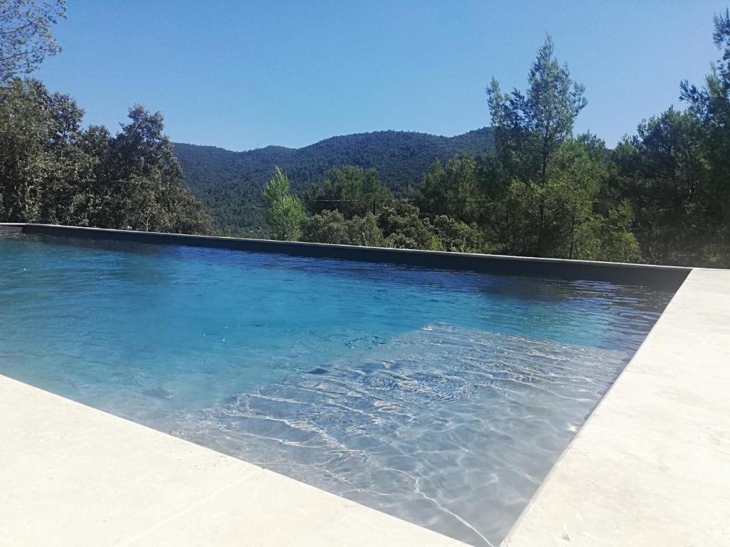 une piscine avec vue sur les montagnes dans l'établissement Villa neuve SOLLIES TOUCAS, à Solliès-Toucas