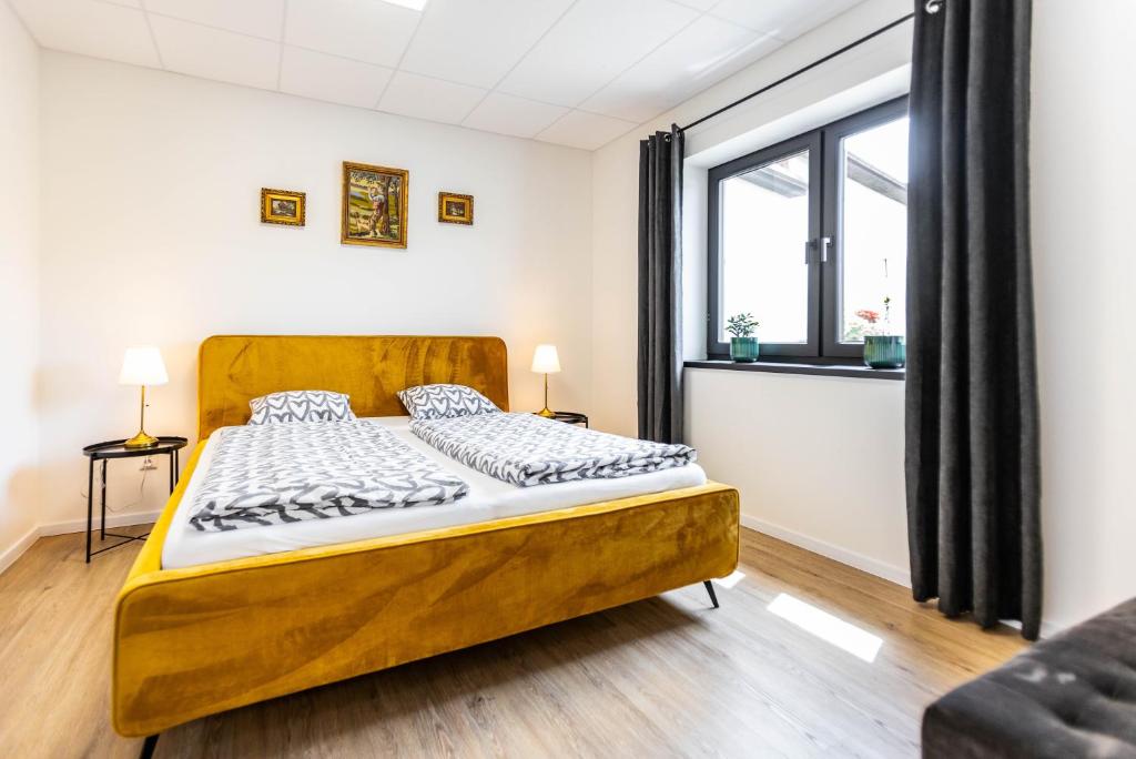 Postel nebo postele na pokoji v ubytování Stylish Apartment With Free Parking