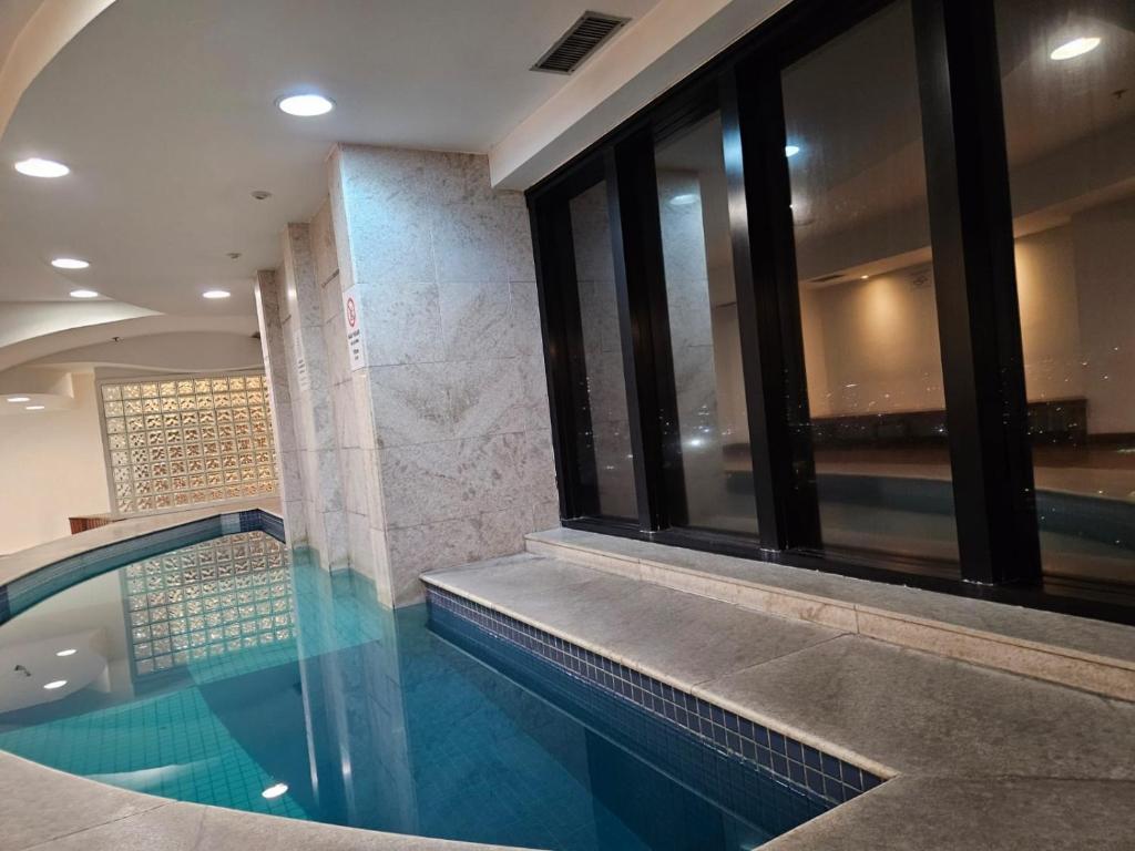 Bazén v ubytování Flat Hotel Slaviero Guarulhos nebo v jeho okolí