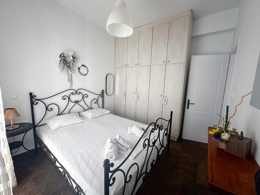 Postel nebo postele na pokoji v ubytování Portolos Apartments - Filiatro