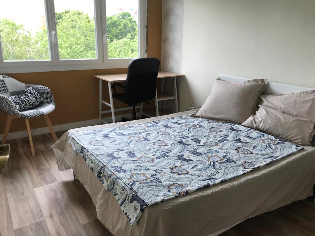 Ce lit se trouve dans un dortoir doté d'un bureau et d'une chaise. dans l'établissement 2 Chambres doubles indépendantes, à Nantes