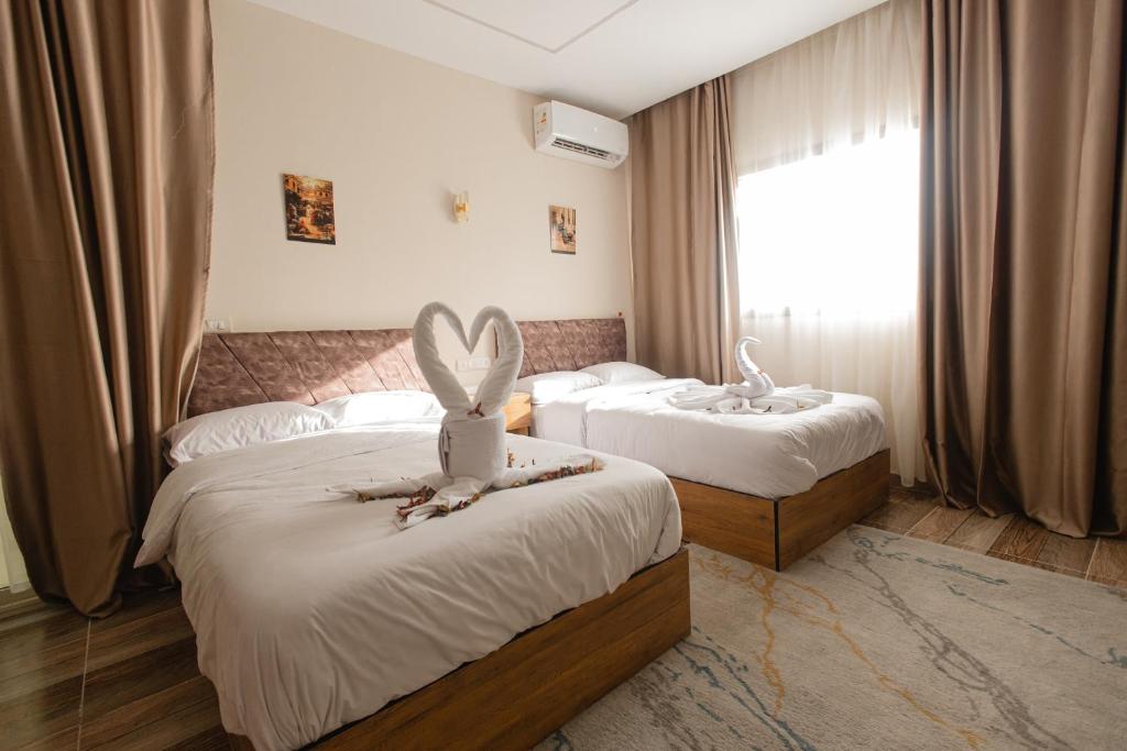 Postel nebo postele na pokoji v ubytování The View Pyramids Hotel