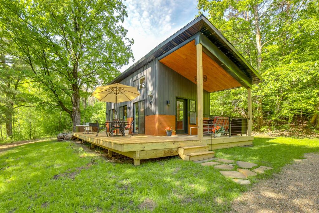 Zahrada ubytování Modern Hersey Tiny Home with Private Hot Tub!