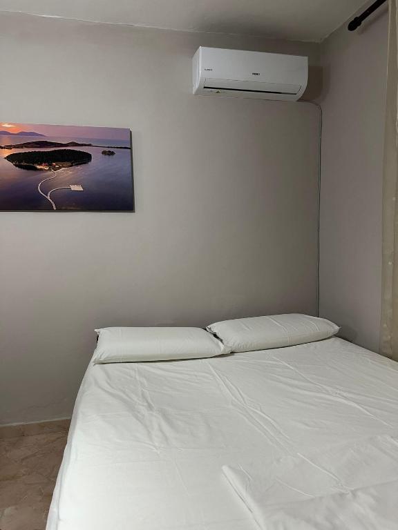Postel nebo postele na pokoji v ubytování Vlora House