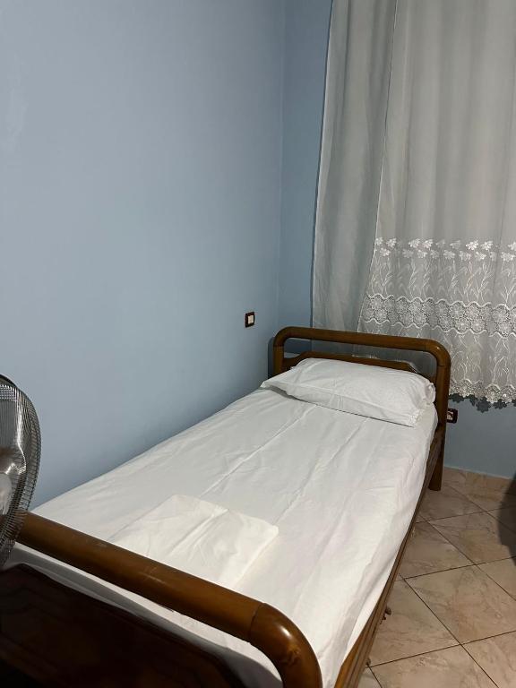 Postel nebo postele na pokoji v ubytování Vlora House