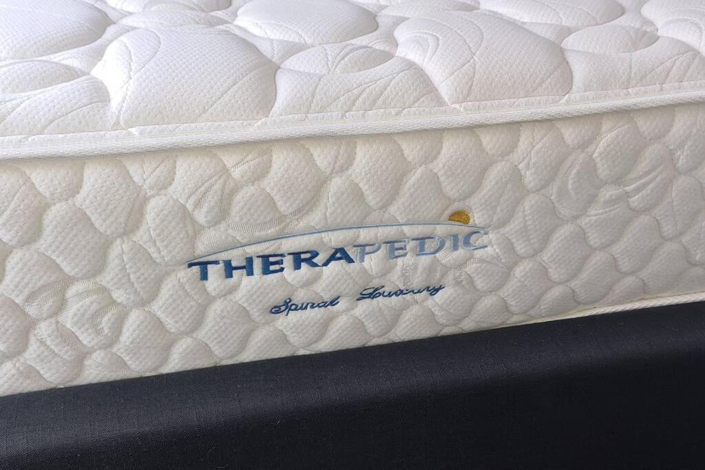 Apartment 3 - Haddin Court - Industrial Glam - Resim 27