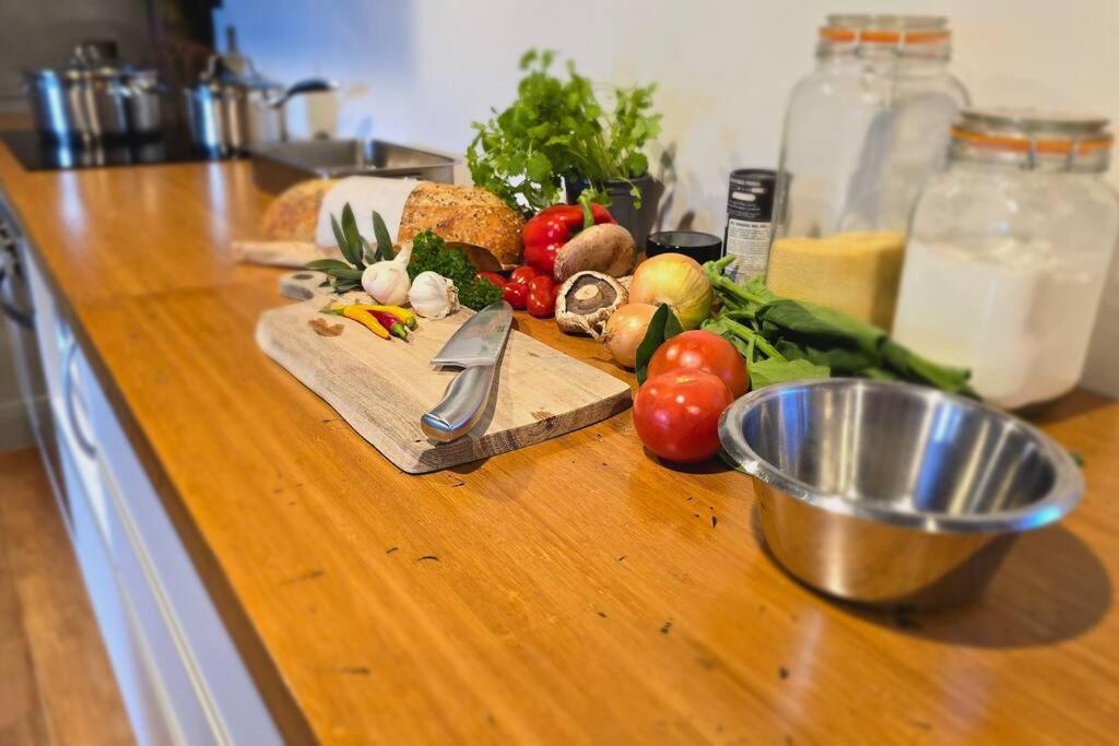 Apartment 3 - Haddin Court - Industrial Glam - Resim 12